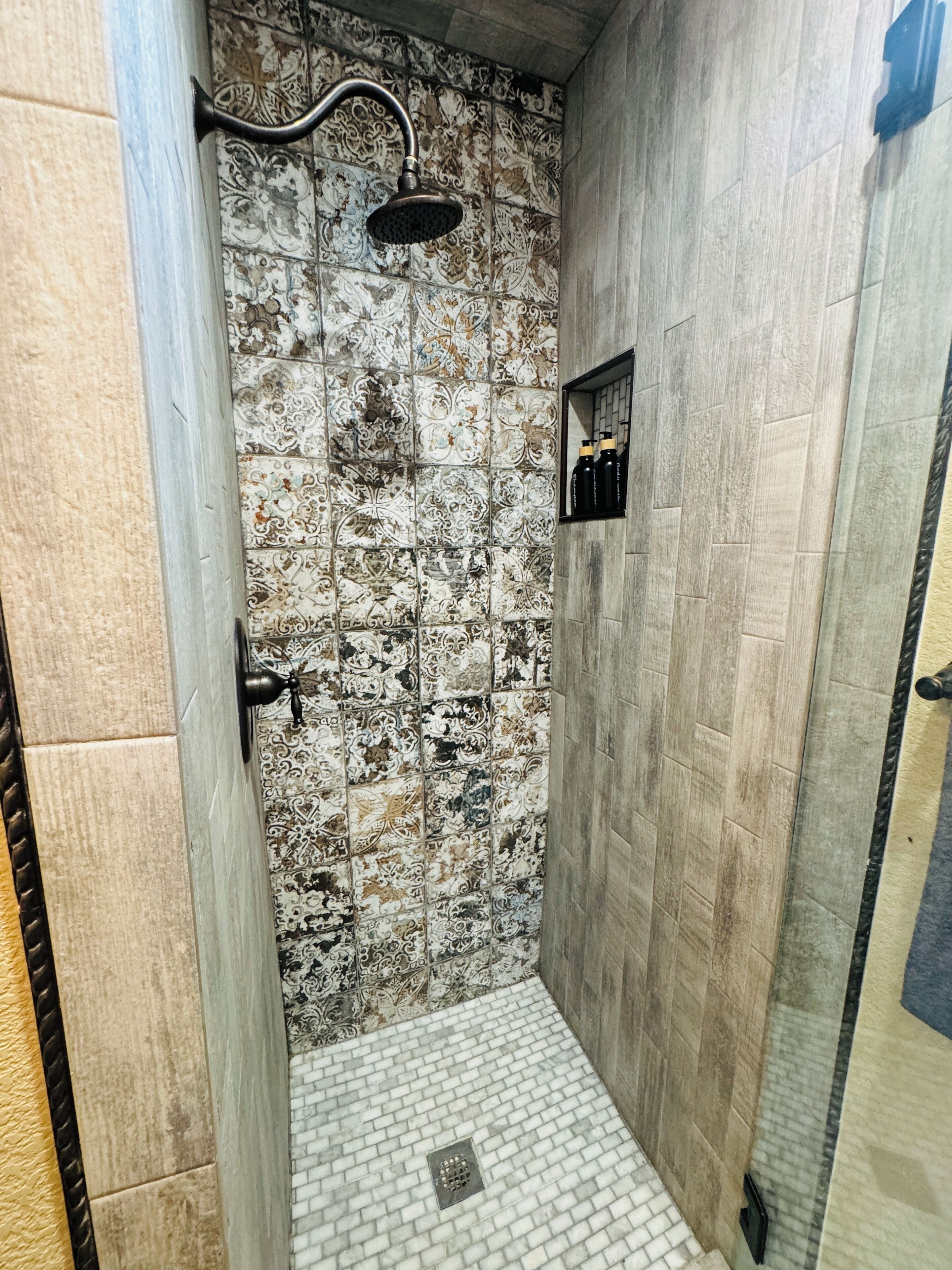 Een douche, een haardroger, handdoeken, zeep