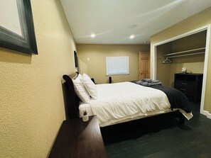 2 bedrooms, iron/ironing board, free WiFi, bed sheets - Cozy NB Pad - Minutes From All The Fun!
(New Braunfels)