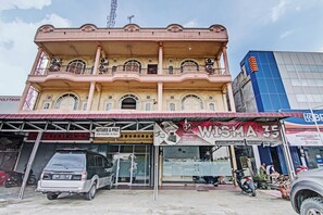 A multi-story building with a ground-level shop named "WISMA 35" and a sign for "NOTARIS & PPAT". - Hotel O Wisma 35NearTaman Wisata Polong Jopang (Bandar Sei Kijang)