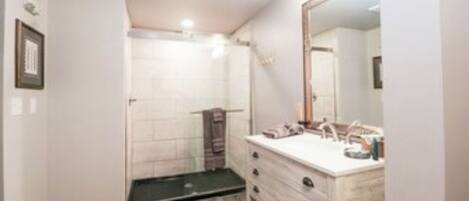 Regadera, secadora de cabello, toallas, jabón