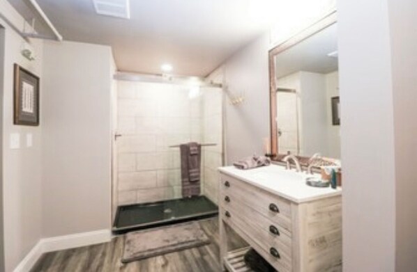 Dusche, Haartrockner, Handtücher, Seife