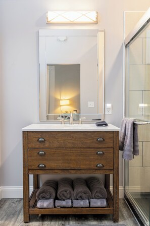 Douche, séchoir à cheveux, serviettes fournies, savon