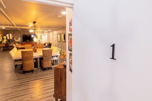 Boutique hotel in historic downtown Seneca. Room#1, Q/K combo.