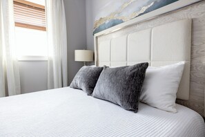 1 bedroom, iron/ironing board, WiFi, bed sheets - Boutique hotel in historic downtown Seneca. Room#1, Q/K combo. (Seneca)