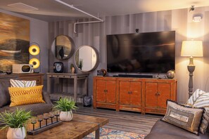 Smart TV - Boutique hotel in historic downtown Seneca. Room#1, Q/K combo. (Seneca)