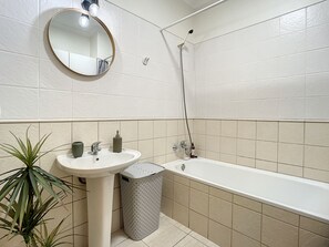 Badewanne, Haartrockner, Handtücher