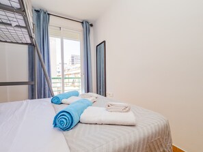 1 habitación, tabla de planchar con plancha, wifi gratis y ropa de cama 