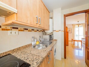 Kjøleskap, mikrobølgeovn, ovn og kaffetrakter/tekoker