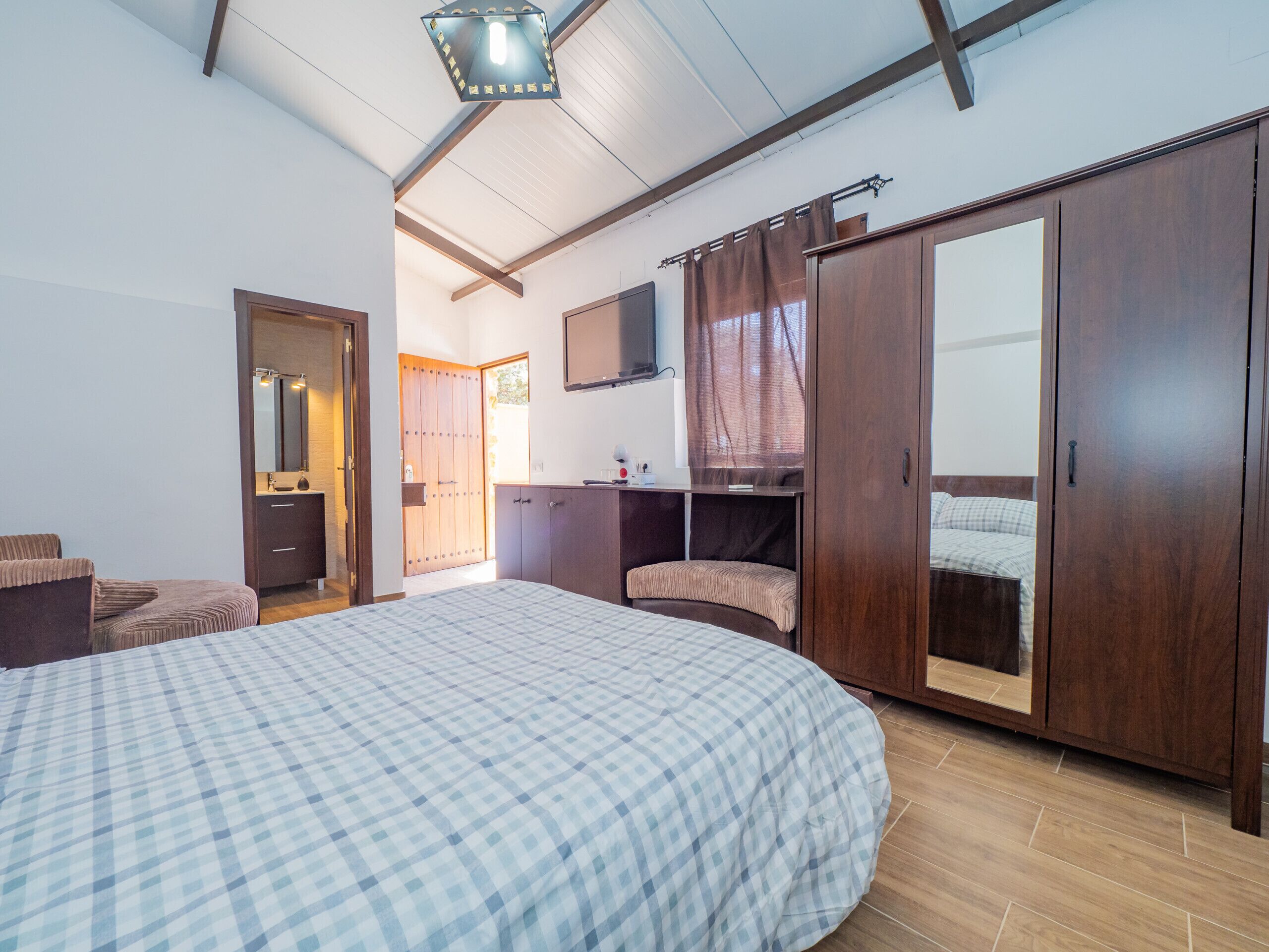 3 habitaciones, tabla de planchar con plancha y wifi gratis 