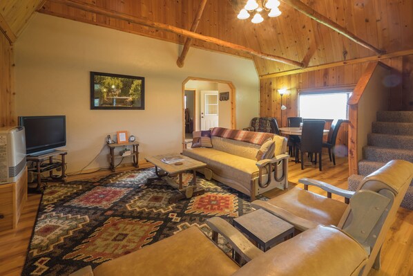 Téléviseur connecté, lecteur de DVD, livres, chaîne audio