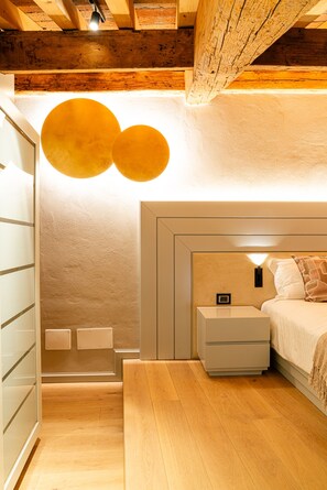 2 bedrooms, iron/ironing board, WiFi, bed sheets - Luxurious large flat in the historic center of Verona with outdoor garden.
 (Verona)