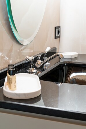 Combined shower/bathtub, hair dryer, bidet, towels - Luxurious large flat in the historic center of Verona with outdoor garden.
 (Verona)
