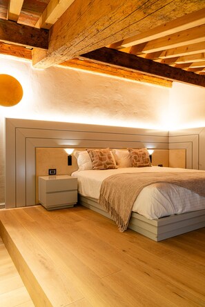 2 bedrooms, iron/ironing board, WiFi, bed sheets - Luxurious large flat in the historic center of Verona with outdoor garden.
 (Verona)