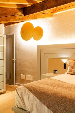 2 bedrooms, iron/ironing board, WiFi, bed sheets - Luxurious large flat in the historic center of Verona with outdoor garden.
 (Verona)