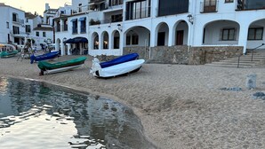A coastal building with multiple balconies and a stone wall. - Villa Torrent , con Piscina Privada (Torrent)