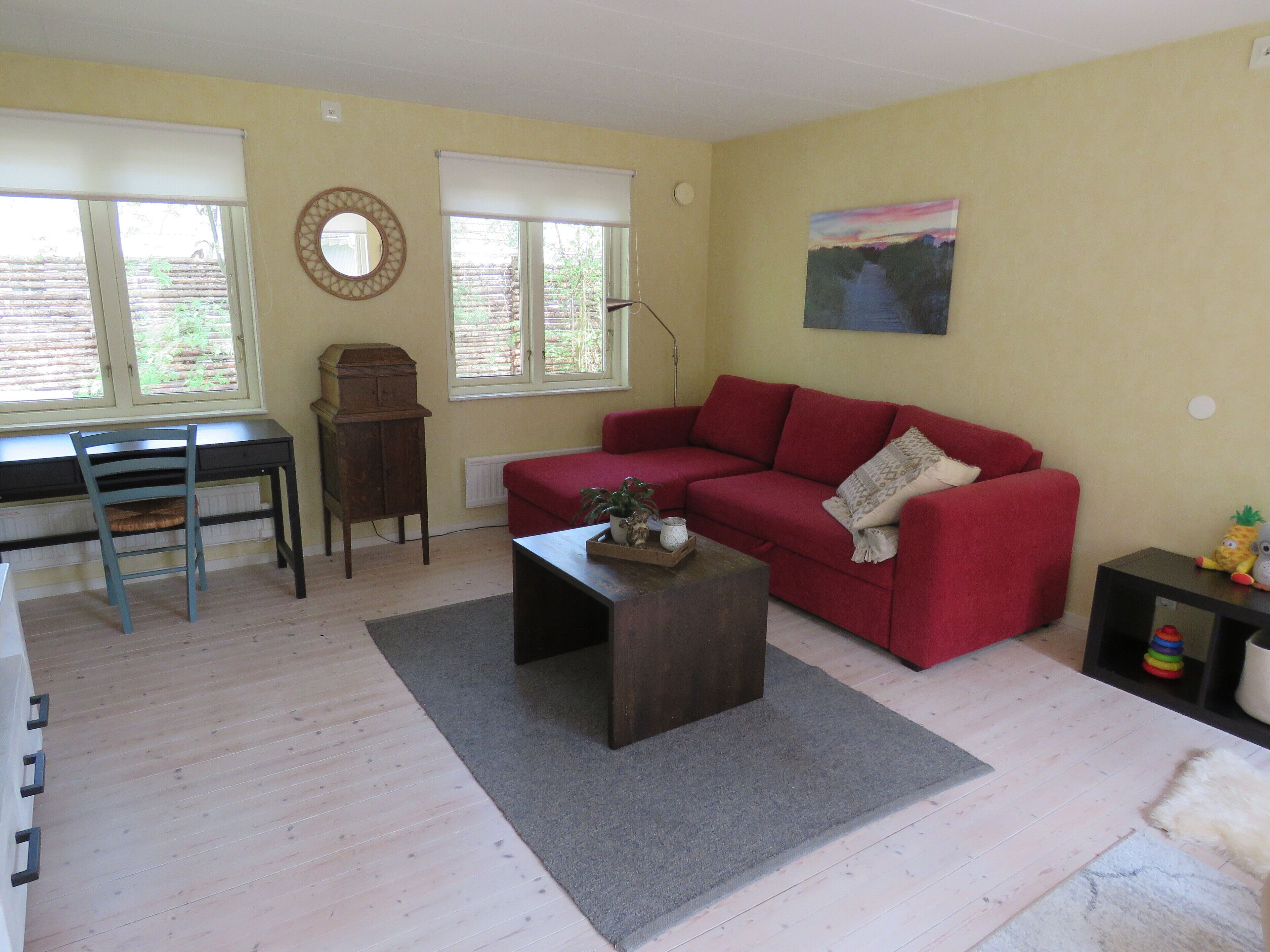 Smart TV, books, stereo