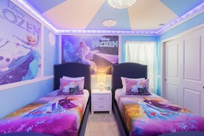 6 عدّة غرف نوم ومكواة/لوح كي وسرير سفر وواي فاي