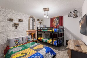 5 bedrooms, iron/ironing board, travel crib, WiFi - Thematic House with Private Pool in Resort! (Kissimmee)