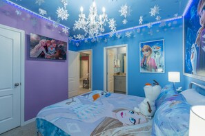 5 bedrooms, iron/ironing board, travel crib, WiFi - House w/Theater/Pool/Spa/Game Room in a Resort (Davenport)