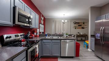 Frigorífic, microones, forn i placa de cuina