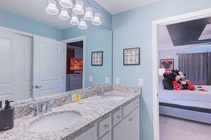 Combined shower/tub, hair dryer, towels - Themed Home with Pool & Game Room on Resort (Orlando)