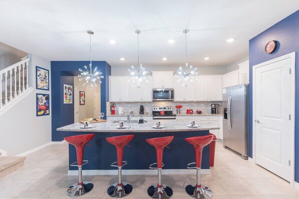 Kylskåp, mikrovågsugn, ugn och spishäll