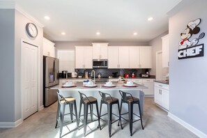 ثلاجة، ميكروويف، فرن، موقد طهي مسطح