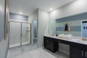Combined shower/tub, hair dryer, towels - Spacious Thematic Home w/ Pvt Pool&SPA in a Resort (Kissimmee)