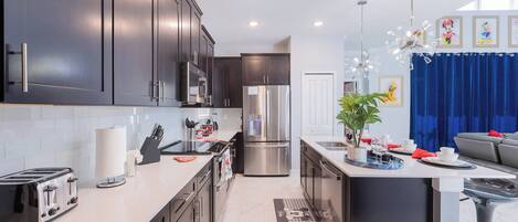 冷蔵庫、電子レンジ、オーブン、コンロ