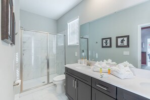 Combined shower/tub, hair dryer, towels