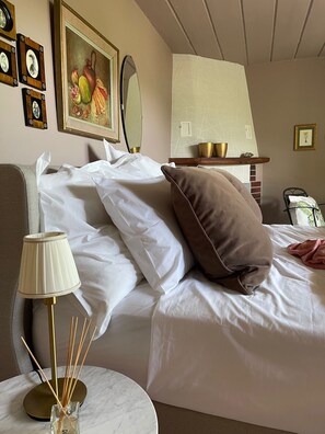 1 bedroom, desk, iron/ironing board, free WiFi - Romantic retreat with swimming pool. (Agarone)