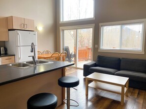 Interior - 5 Min. Drive to the Resort and Fernie. (Fernie)