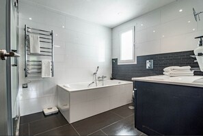 Badewanne, Haartrockner, Handtücher
