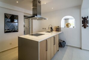 Kylskåp, mikrovågsugn, ugn och spishäll