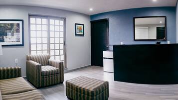 Habitación básica, 1 habitación | Área de sala de estar | Smart TV de 55 pulgadas con canales digitales y piso con calefacción