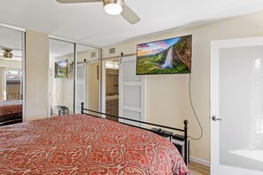 2 bedrooms, iron/ironing board, WiFi, bed sheets - Classis Biltmore condo. (Palm Springs)