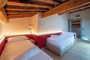 2 habitaciones, escritorio y tabla de planchar con plancha 