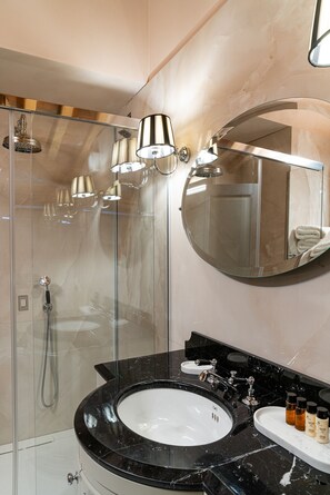 Tina con regadera, secadora de cabello, toallas, jabón 