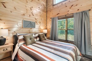 2 bedrooms, iron/ironing board, WiFi, bed sheets - Only 4 miles to Dollywood! Family Fun with hot tub, arcade, and foosball! Wifi! (Sevierville)
