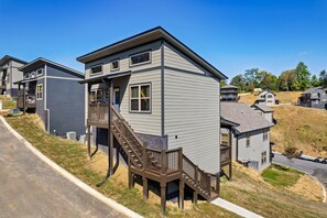 Exterior - 4 Mile to Dollywood! A+ Location! Game Room, Hot Tub, Fast Wifi, and more! (Sevierville)