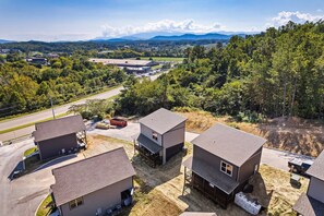 Exterior - Only 4 miles to Dollywood! Family Fun with hot tub, arcade, and foosball! Wifi! (Sevierville)