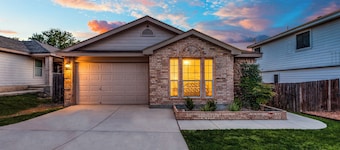 2 mins from Sea World, Aquatica. Near Downtown, La Cantera, Lackland AFB & more!