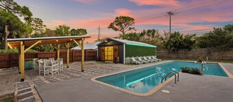 The Rustic Resort - 2 Homes, Pool, Building, Golf! Sleeping for up to 30!