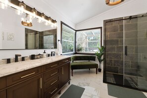 Dusche, Whirlpool, Haartrockner, Handtücher