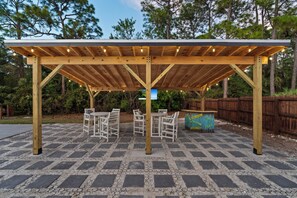 Outdoor dining - The Rustic Resort - 2 Homes, Pool, Building, Golf! Sleeping for up to 30! (Jupiter)