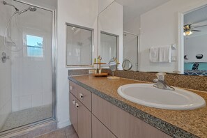 Shower, hair dryer, towels, soap - 3 beautiful bedroom town home (Kissimmee)