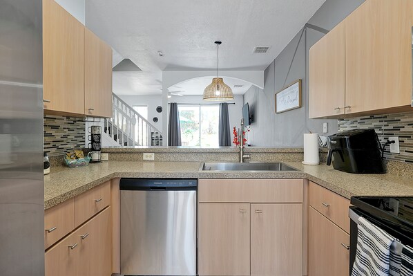 Kühlschrank, Mikrowelle, Ofen, Geschirrspüler