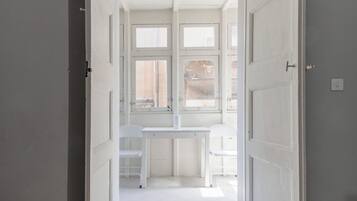 Design Apartment | Dilengkapkan perabot secara berasingan, meja, ruang kerja komputer riba