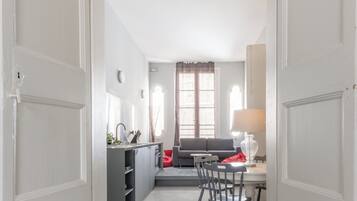 Design Apartment | Ruang tamu | 30 inci sebuah televisyen pintar dengan digital