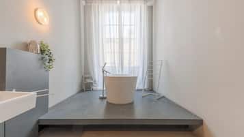 Apartemen Desain | Kamar mandi | Pengering rambut, handuk, sabun, dan sampo